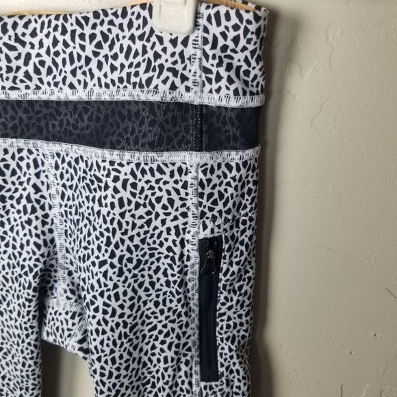 Lululemon Women's Size 2 Crop Black White Leggings - Picture 2 of 7